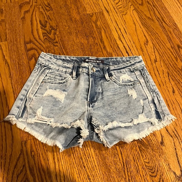 Tractr Blu Woman’s Ripped Jean Shorts Size 24